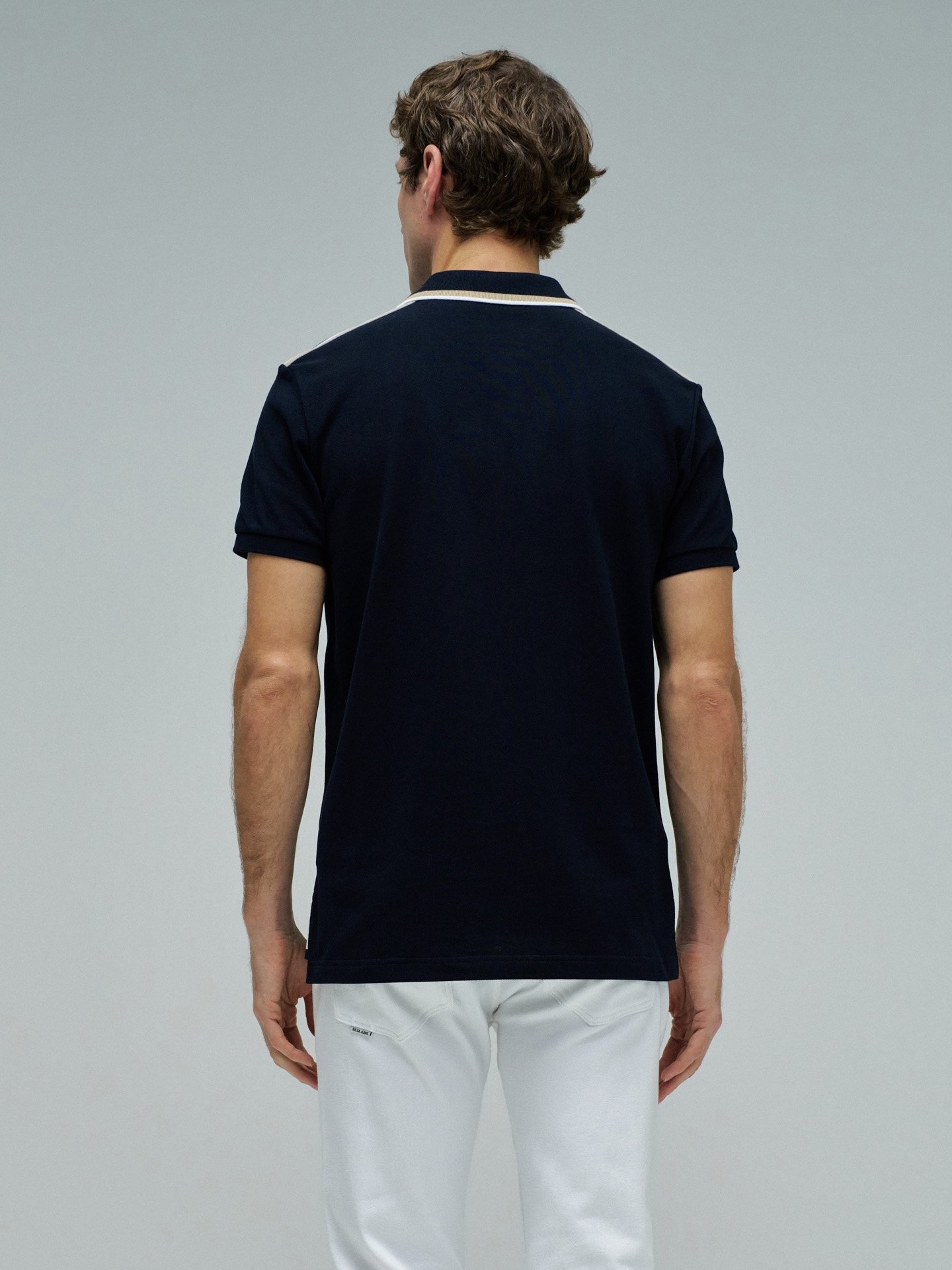 Polo com Detalhe de Riscas no Colarinho
