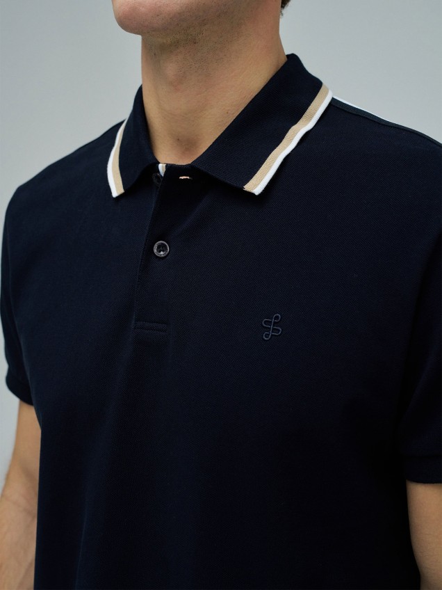 Polo com Detalhe de Riscas no Colarinho