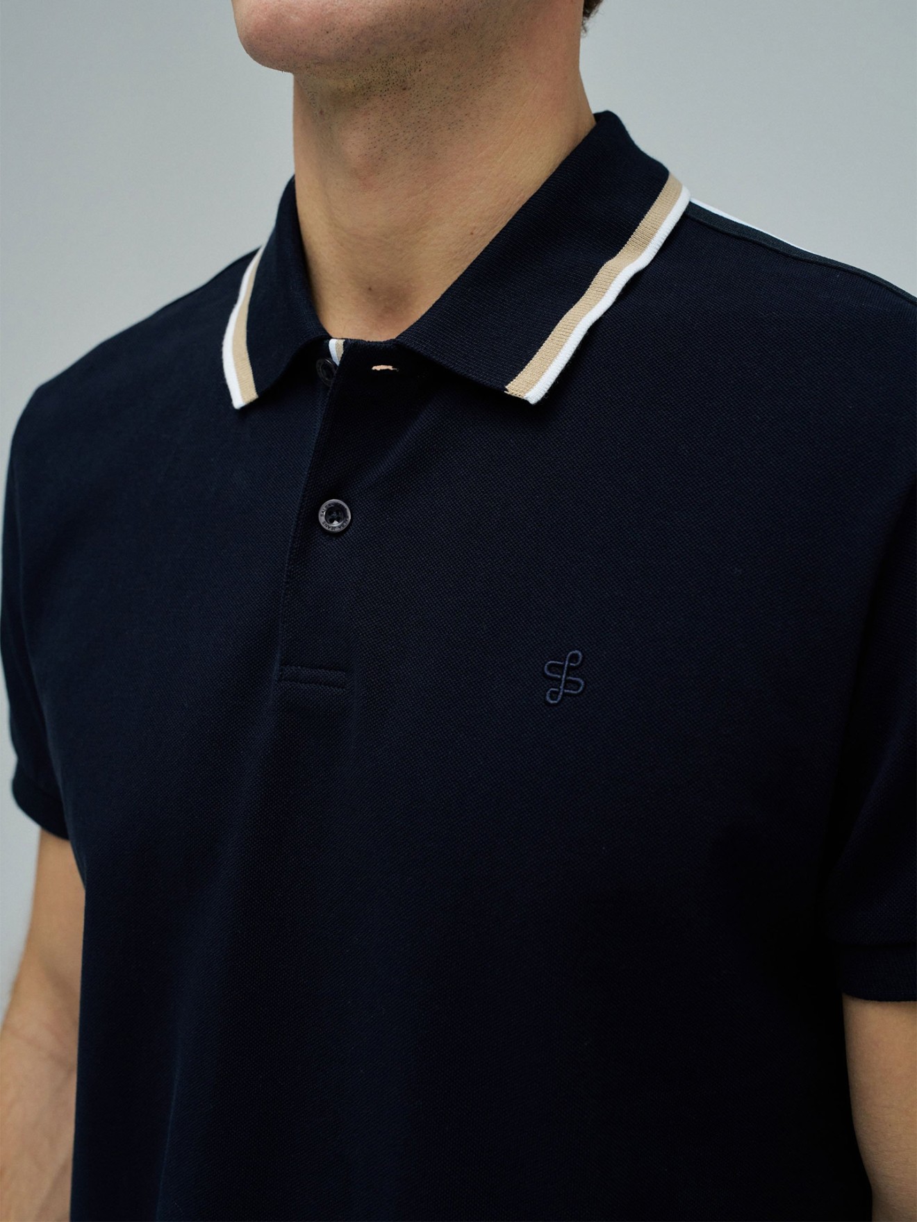 Polo com Detalhe de Riscas no Colarinho