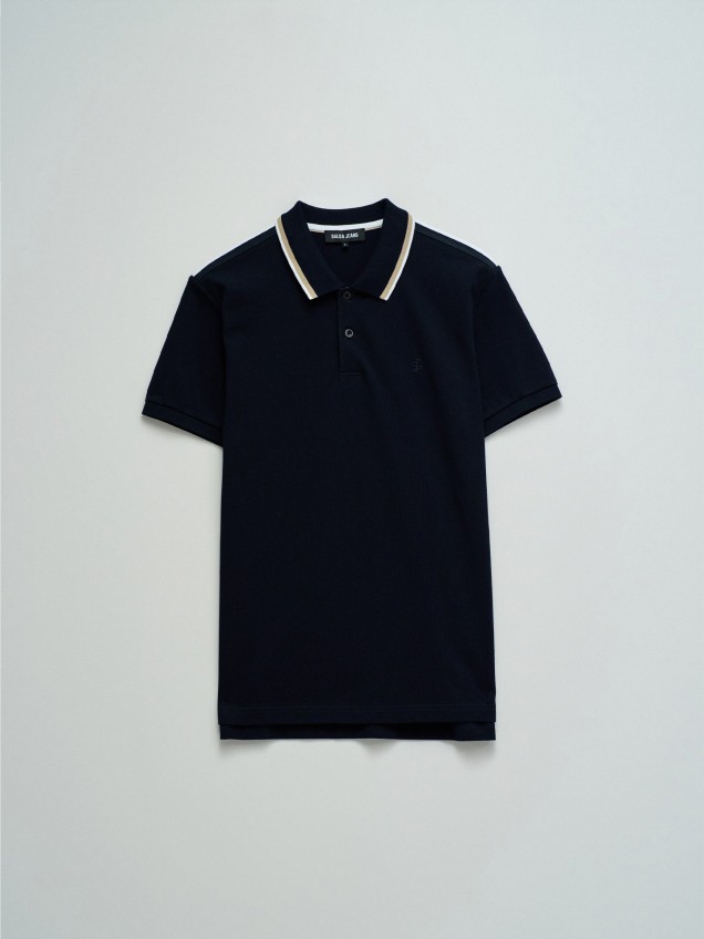 Polo com Detalhe de Riscas no Colarinho