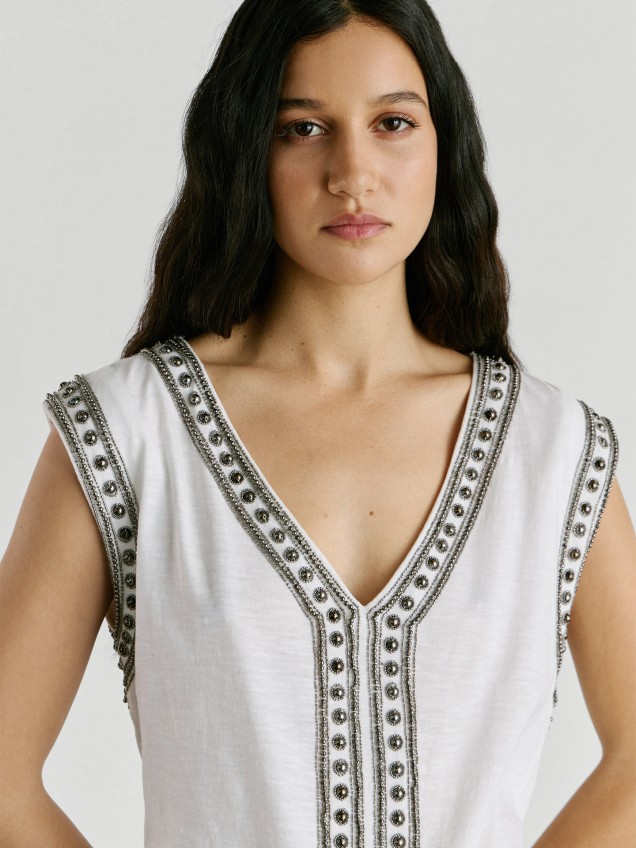 T-shirt com Decote em V