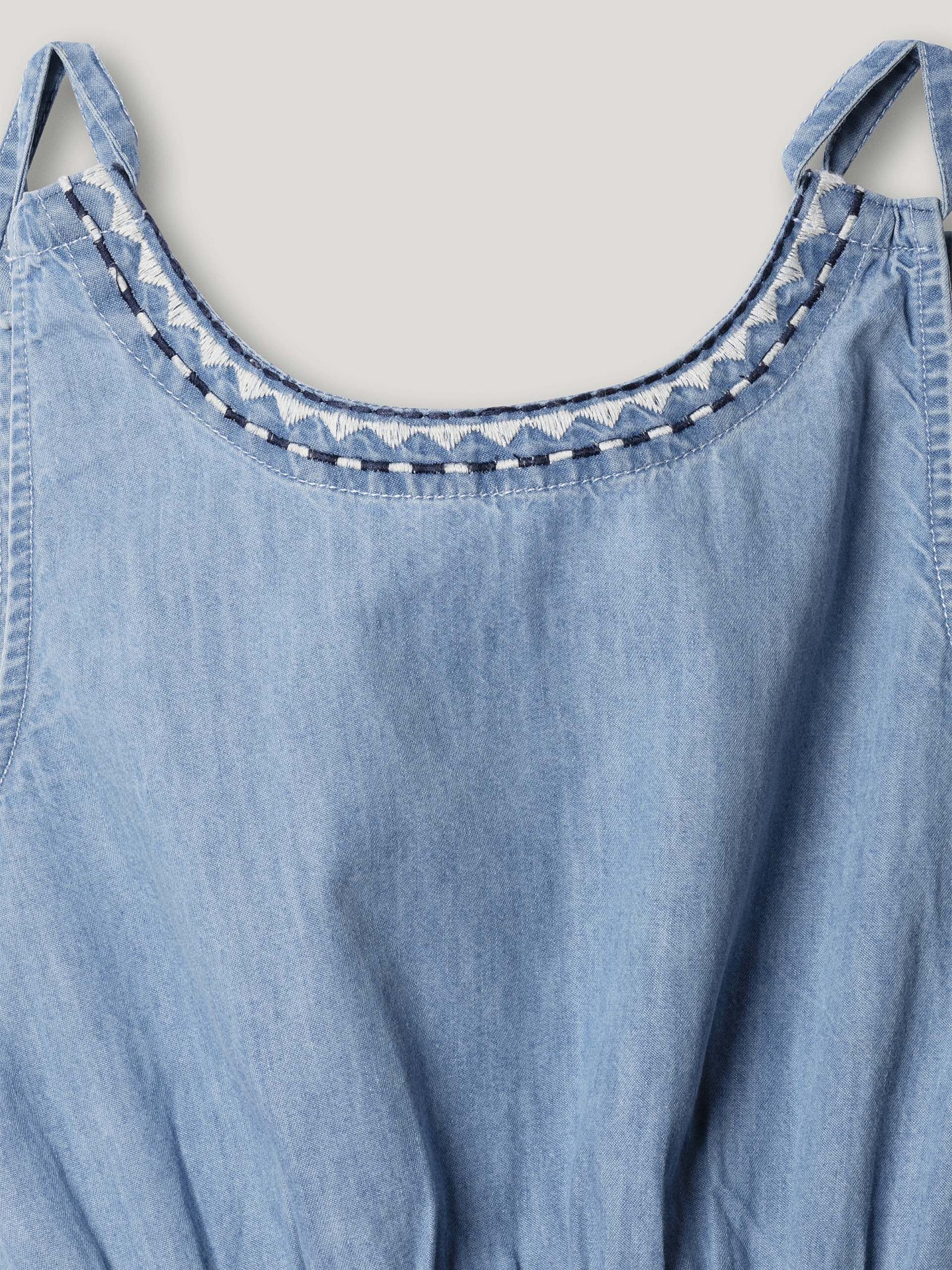 Vestido Curto de Ganga com Bordados