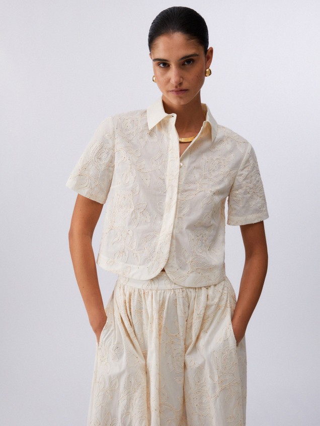 Camisa com Bordado Floral e Lantejoulas