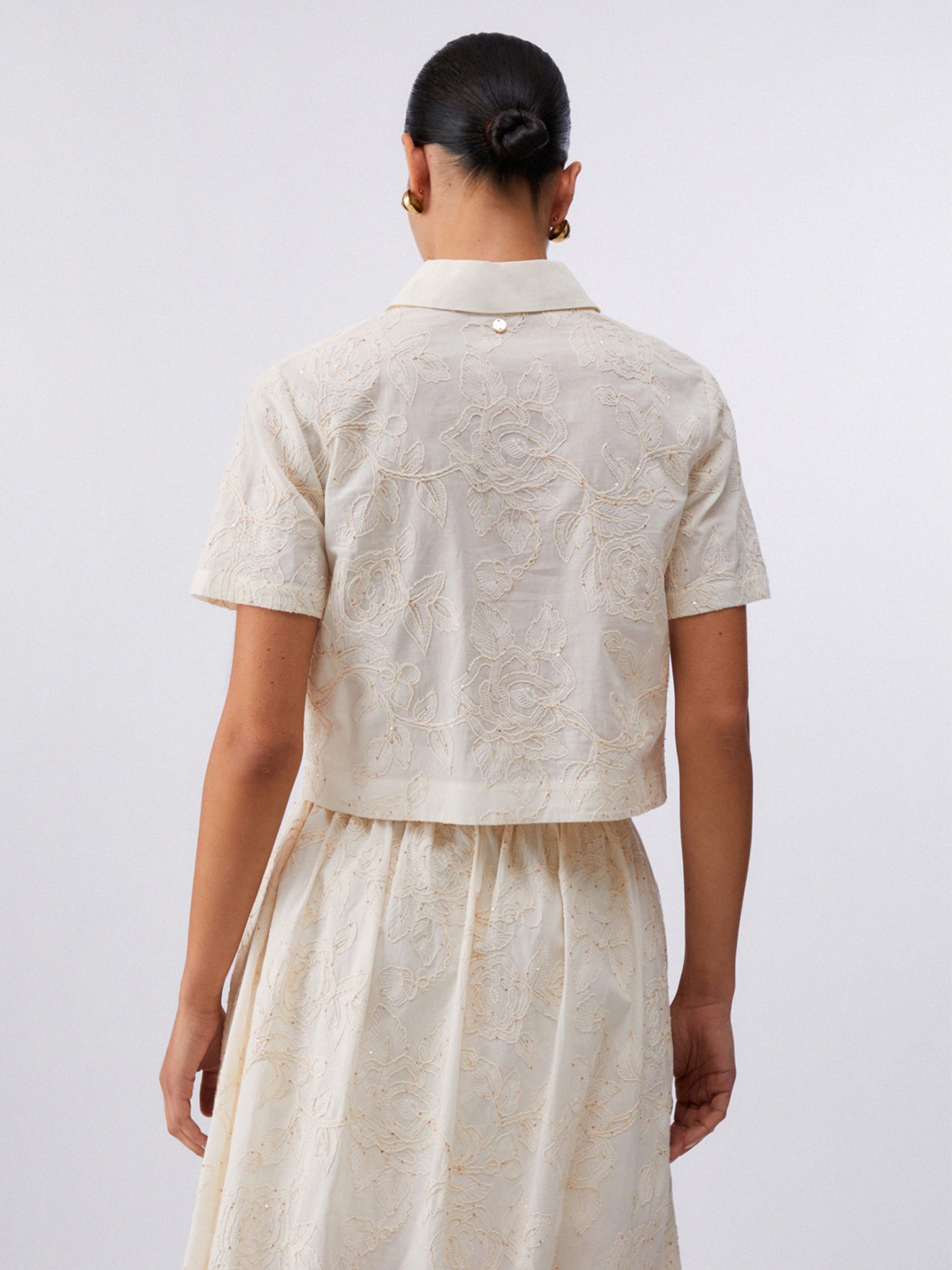 Camisa com Bordado Floral e Lantejoulas