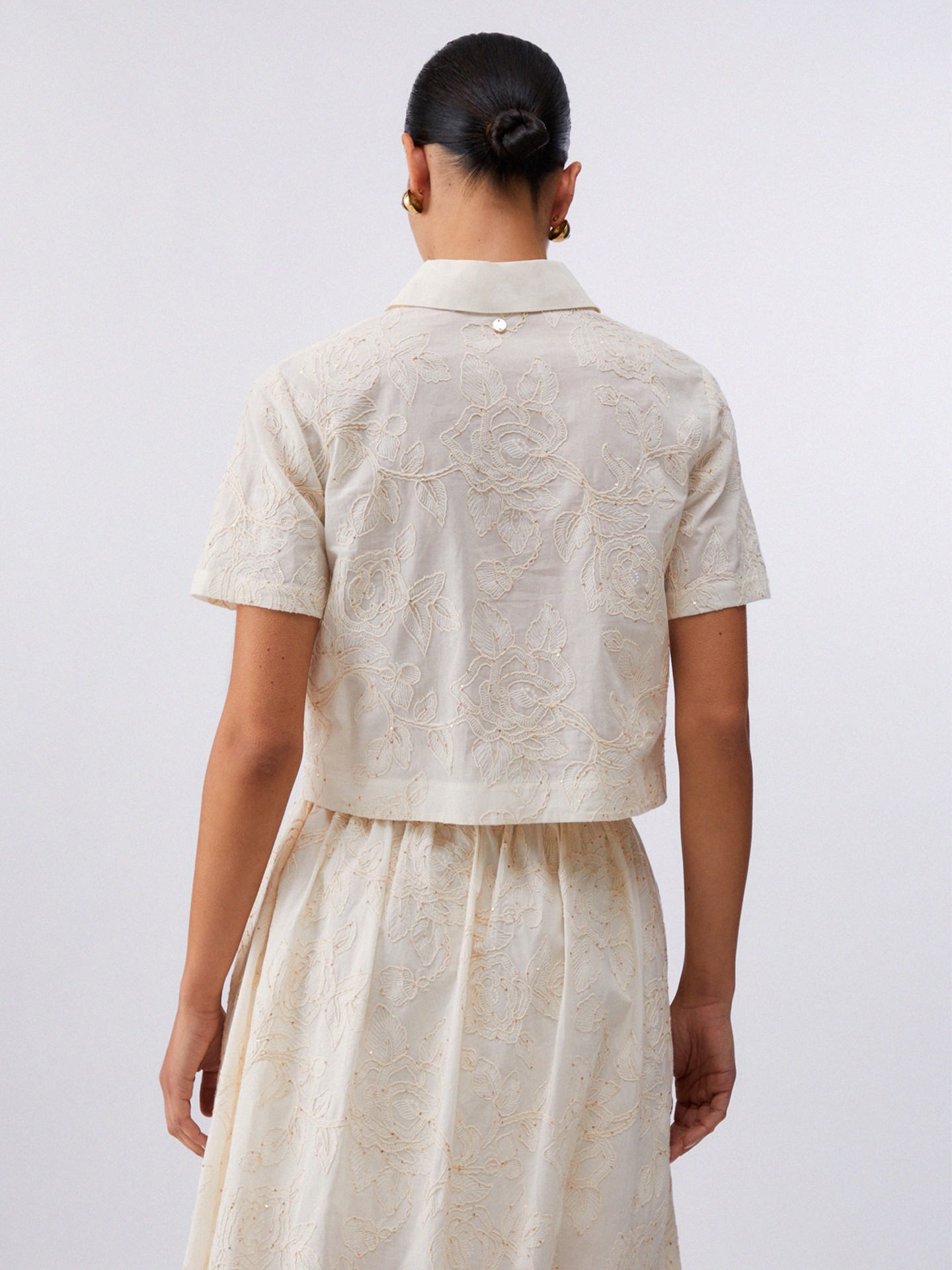 Camisa com Bordado Floral e Lantejoulas