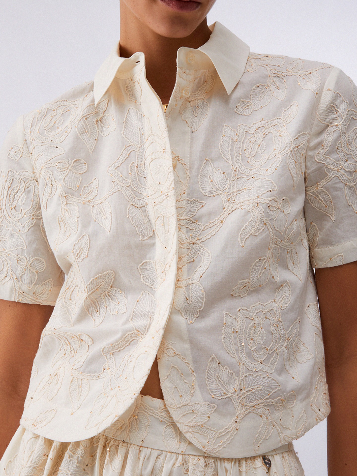 Camisa com Bordado Floral e Lantejoulas