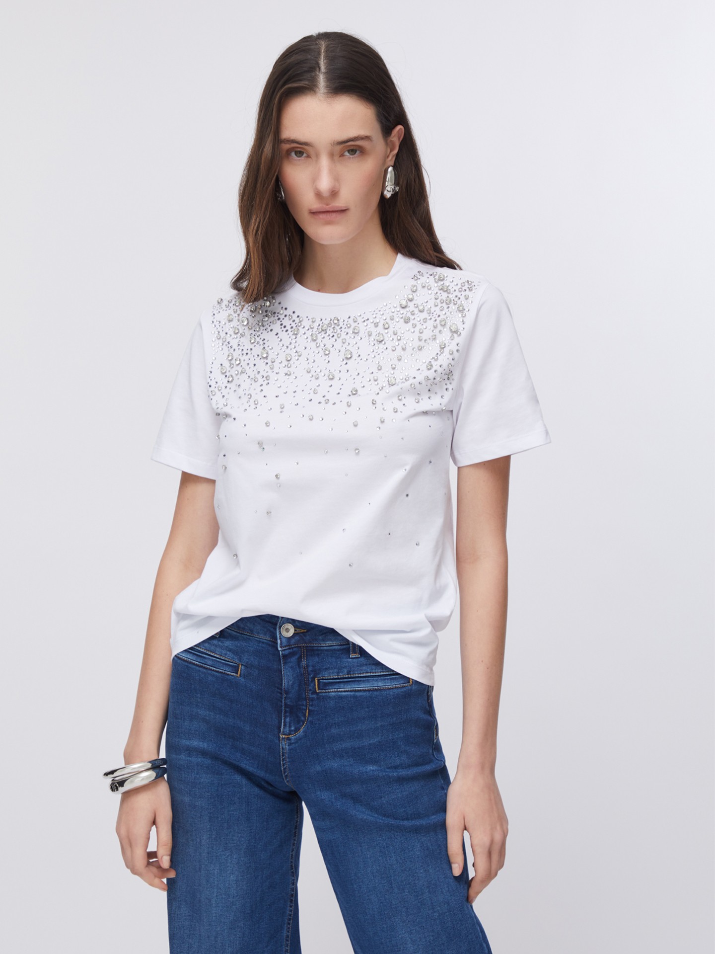 T-shirt com Aplicação de Pedraria
