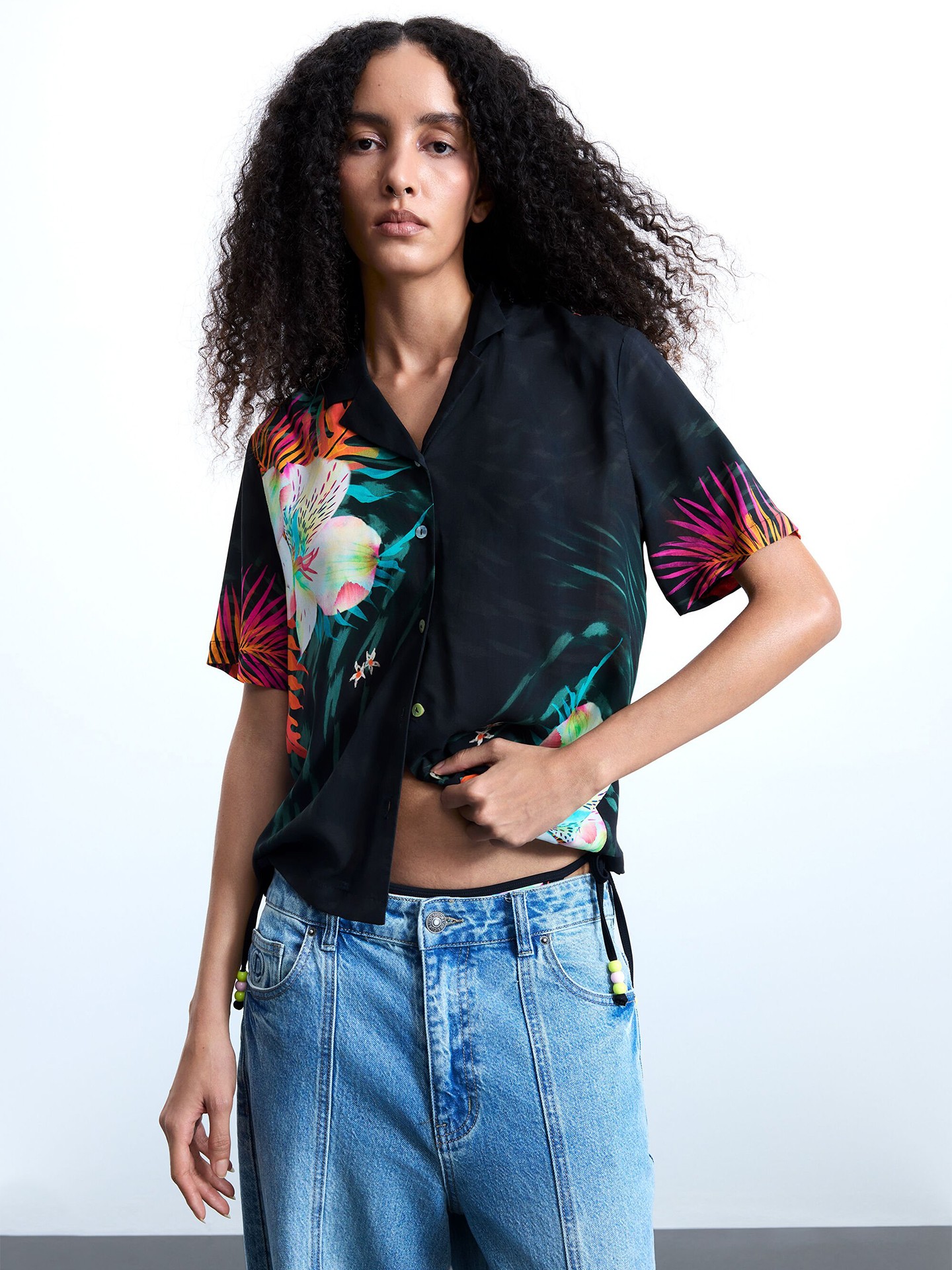 Camisa com Estampado Tropical