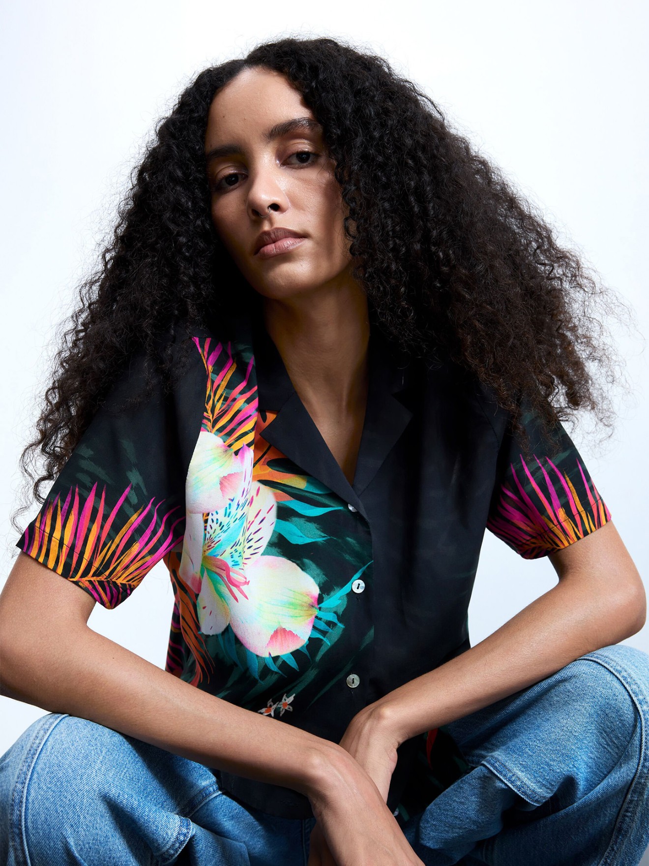 Camisa com Estampado Tropical