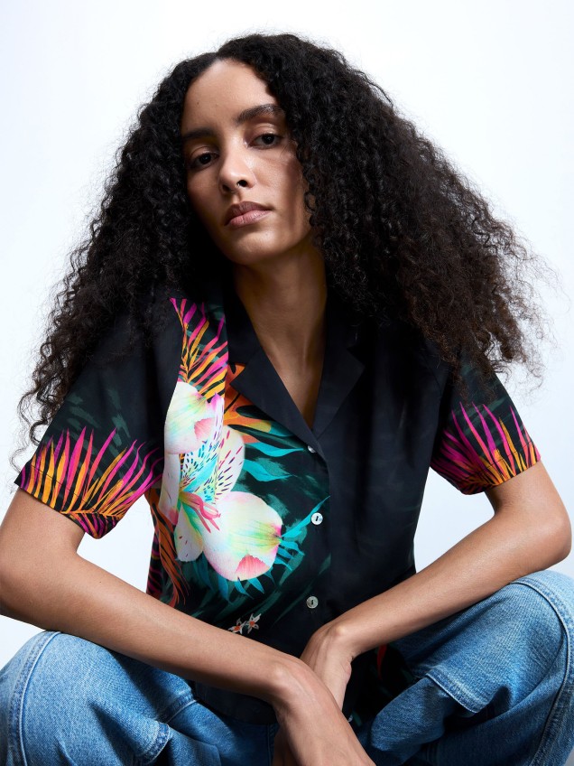 Camisa com Estampado Tropical