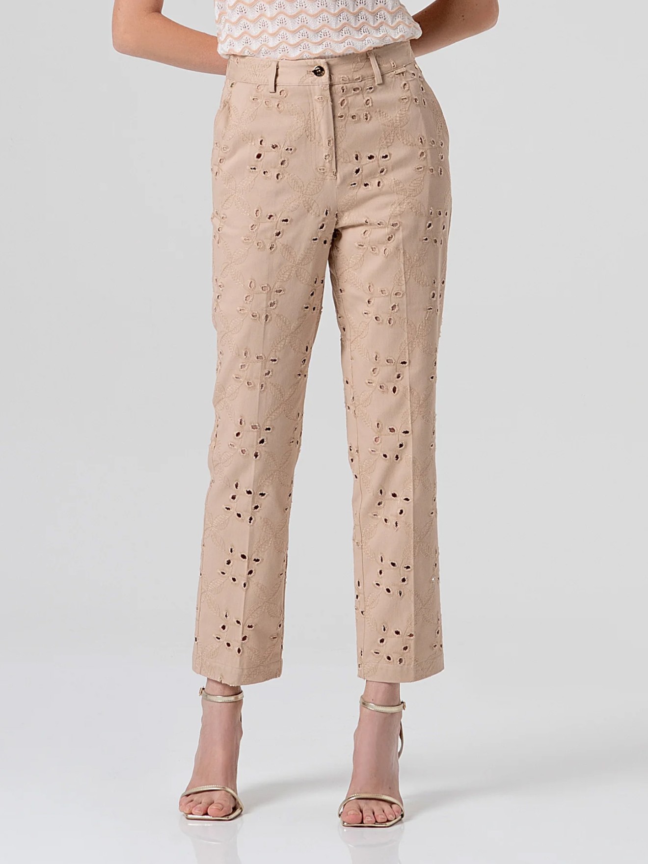 Cal�as Chino com Bordado Ingl�s