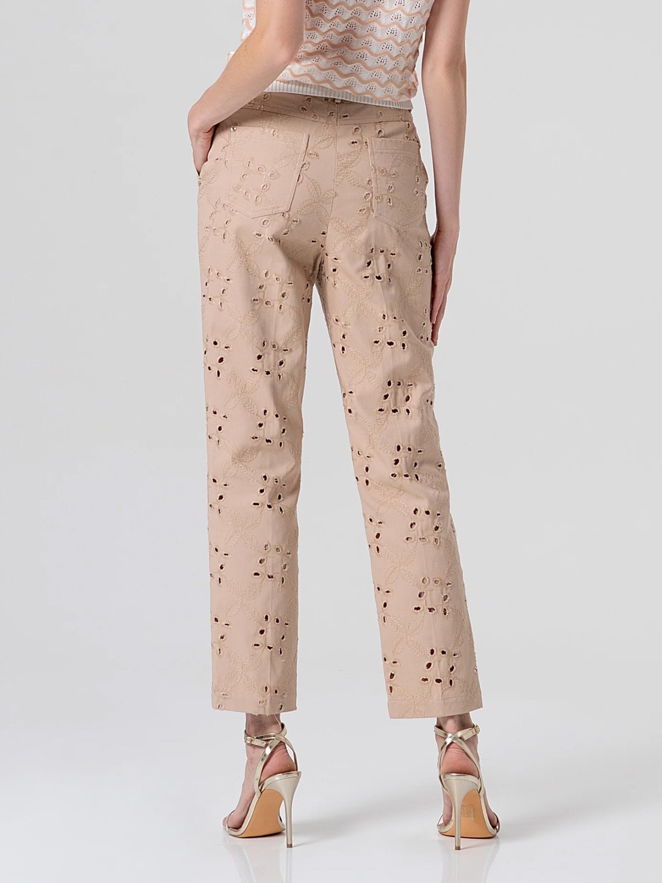 Cal�as Chino com Bordado Ingl�s