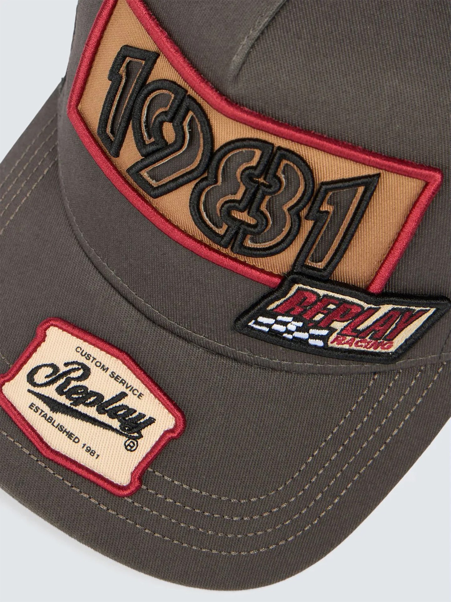 Boné Trucker com Patches