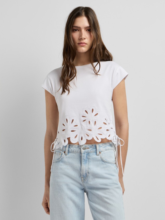 T-shirt com Bainha de Flores Recortadas
