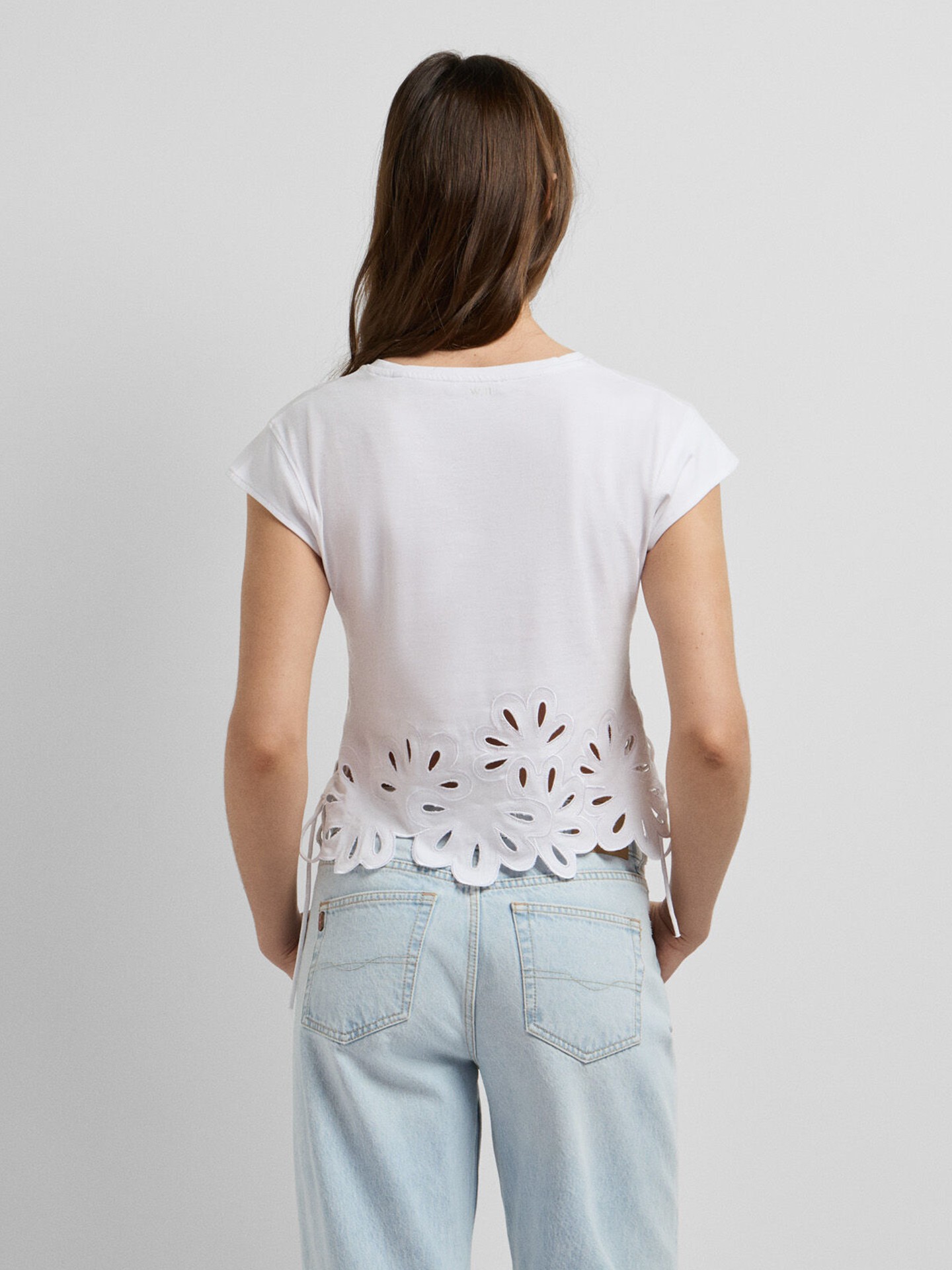 T-shirt com Bainha de Flores Recortadas