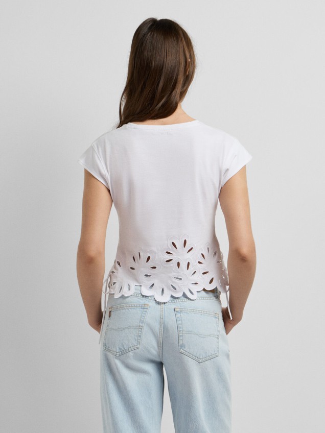 T-shirt com Bainha de Flores Recortadas