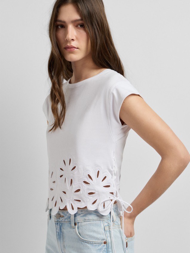 T-shirt com Bainha de Flores Recortadas