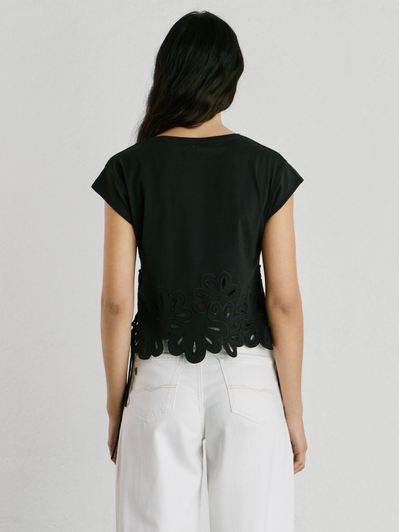 T-shirt com Bainha de Flores Recortadas