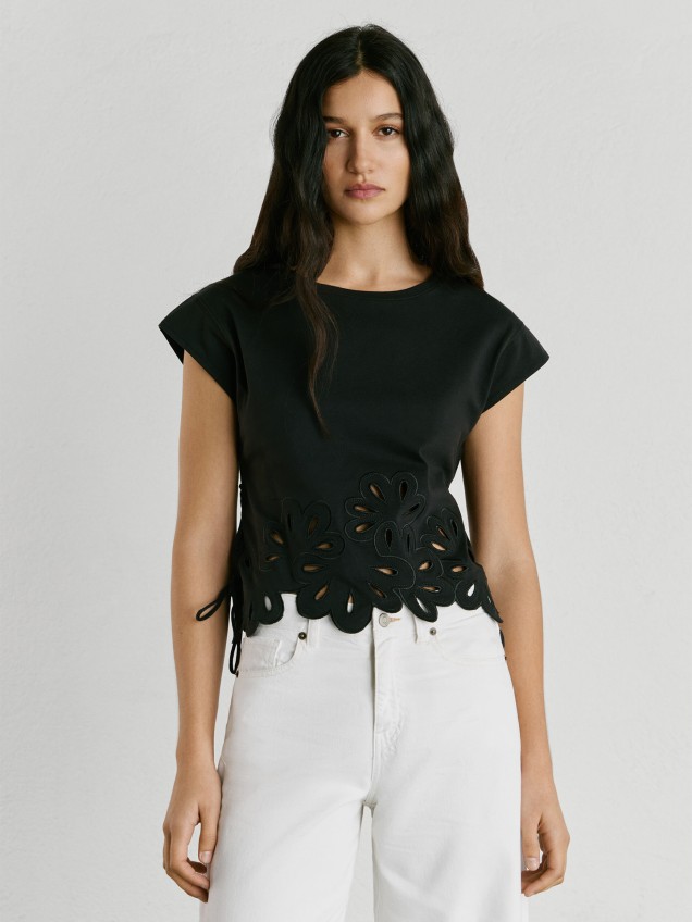 T-shirt com Bainha de Flores Recortadas