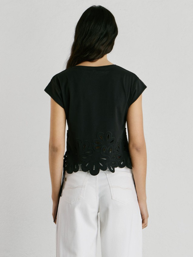 T-shirt com Bainha de Flores Recortadas