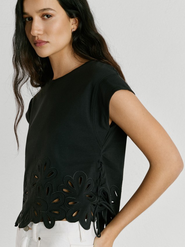 T-shirt com Bainha de Flores Recortadas