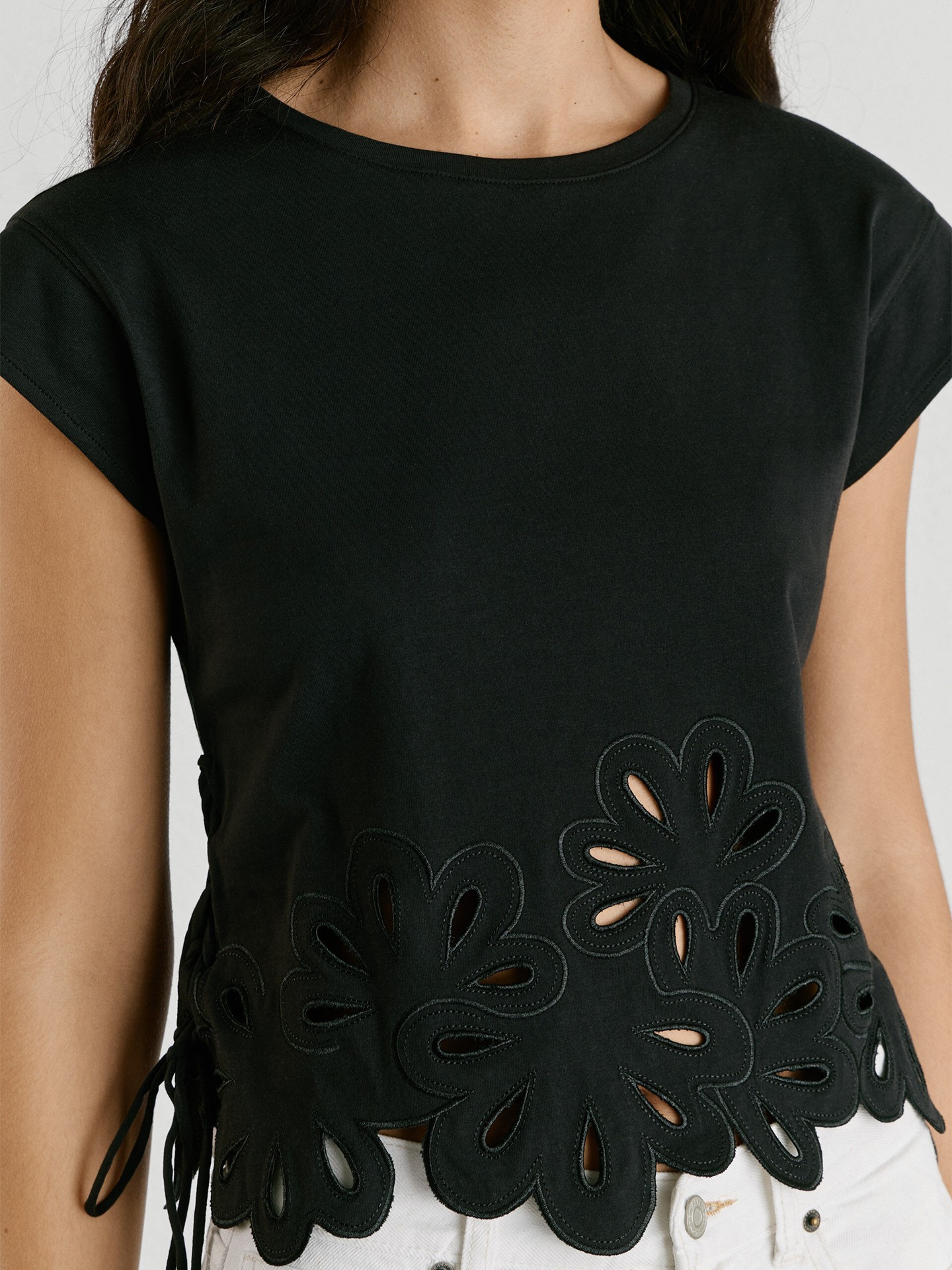 T-shirt com Bainha de Flores Recortadas