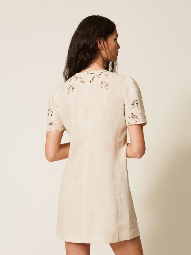 Vestido Curto com Bordado Perfurado