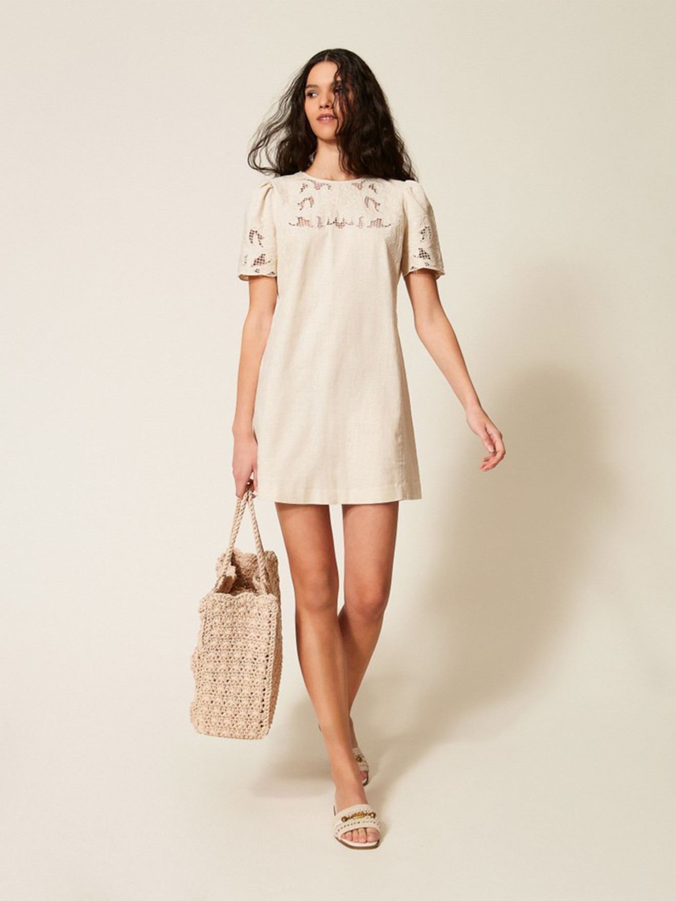 Vestido Curto com Bordado Perfurado