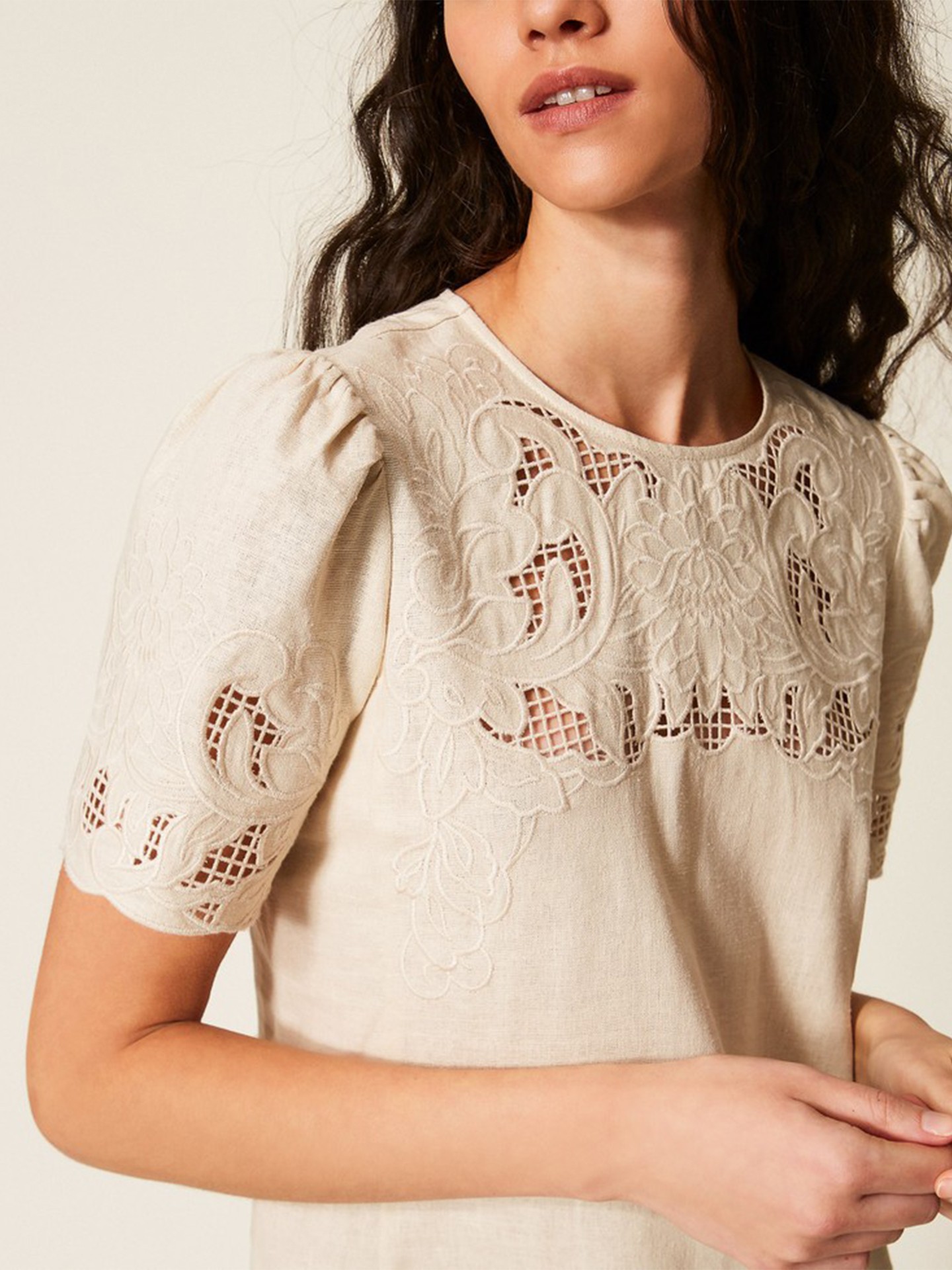 Vestido Curto com Bordado Perfurado