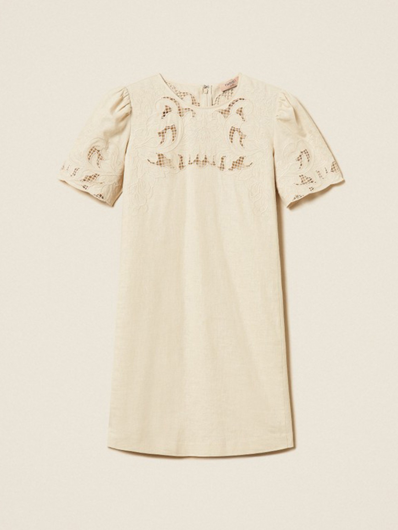 Vestido Curto com Bordado Perfurado