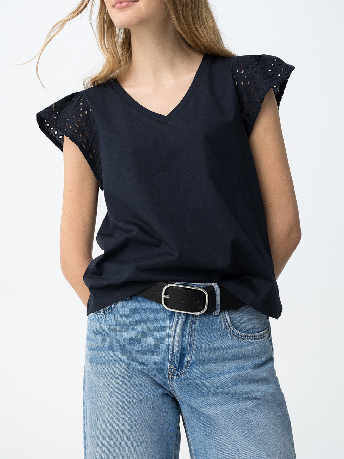 T-shirt com Decote em V