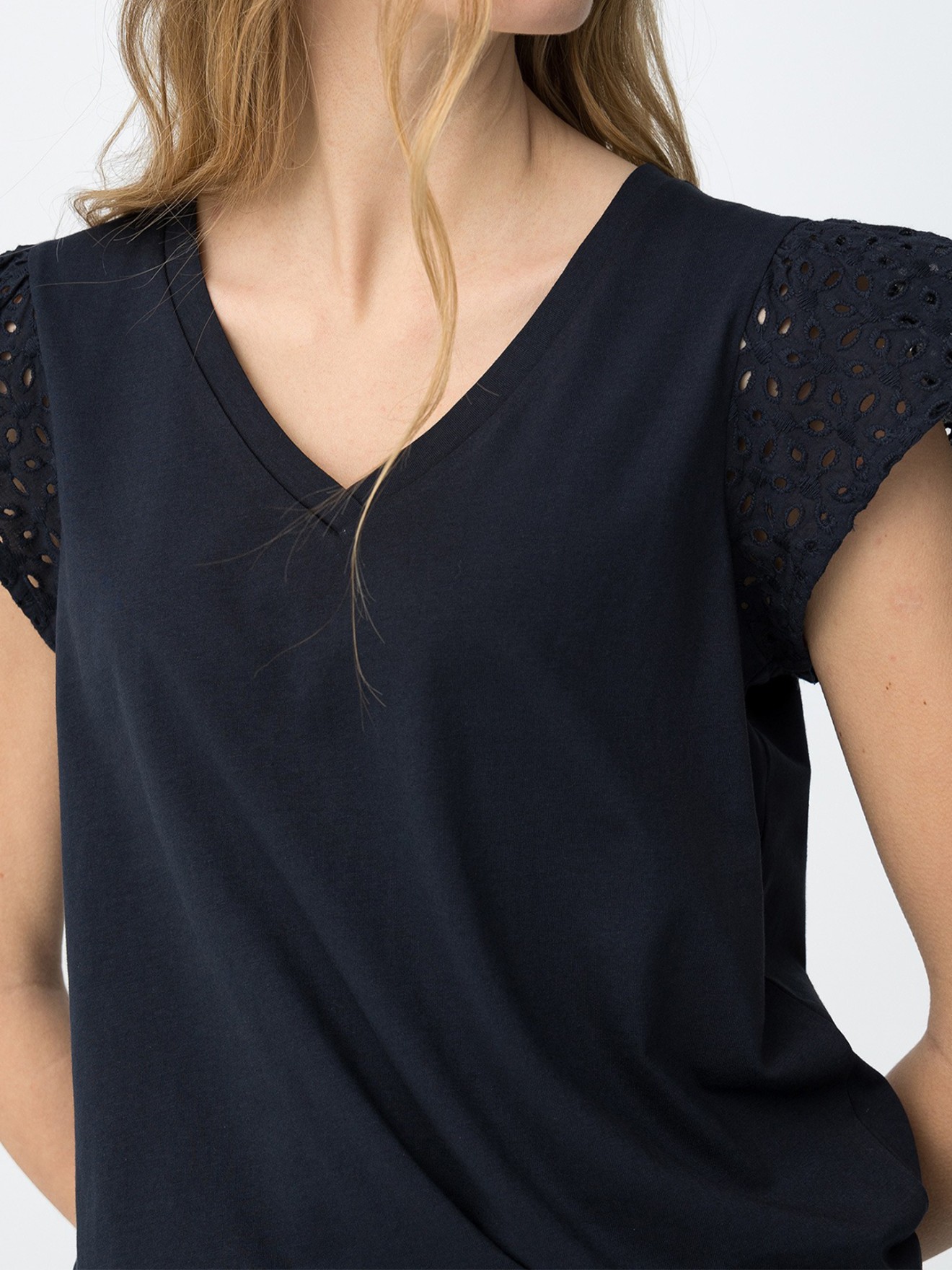 T-shirt com Decote em V