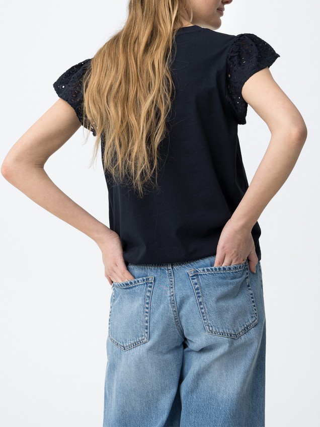 T-shirt com Decote em V