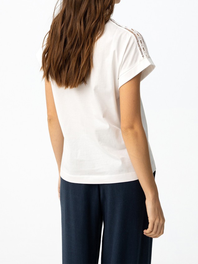 T-shirt com Estampado e Renda