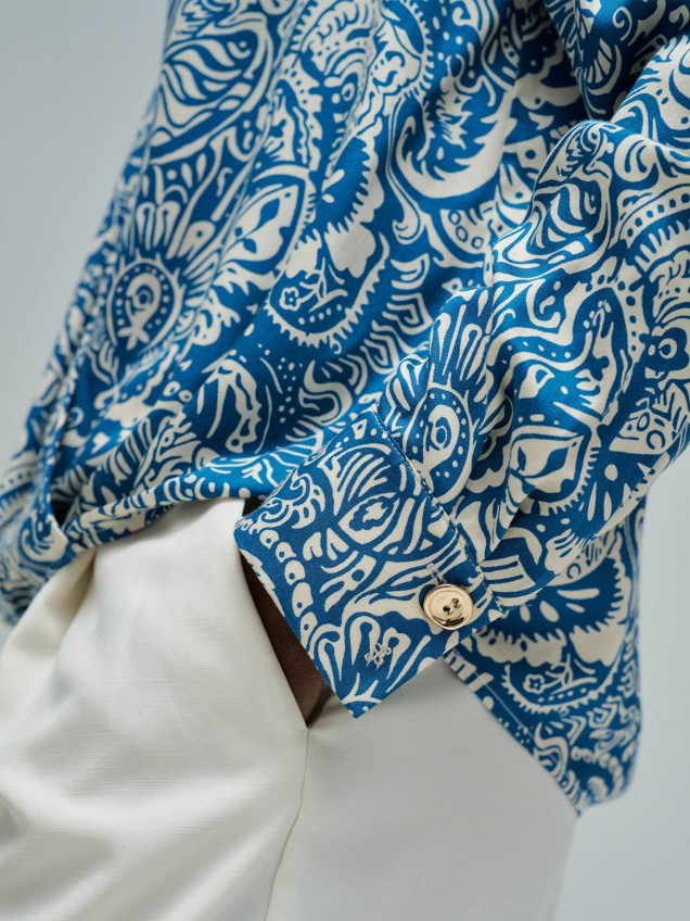 Blusa Acetinada com Padrão