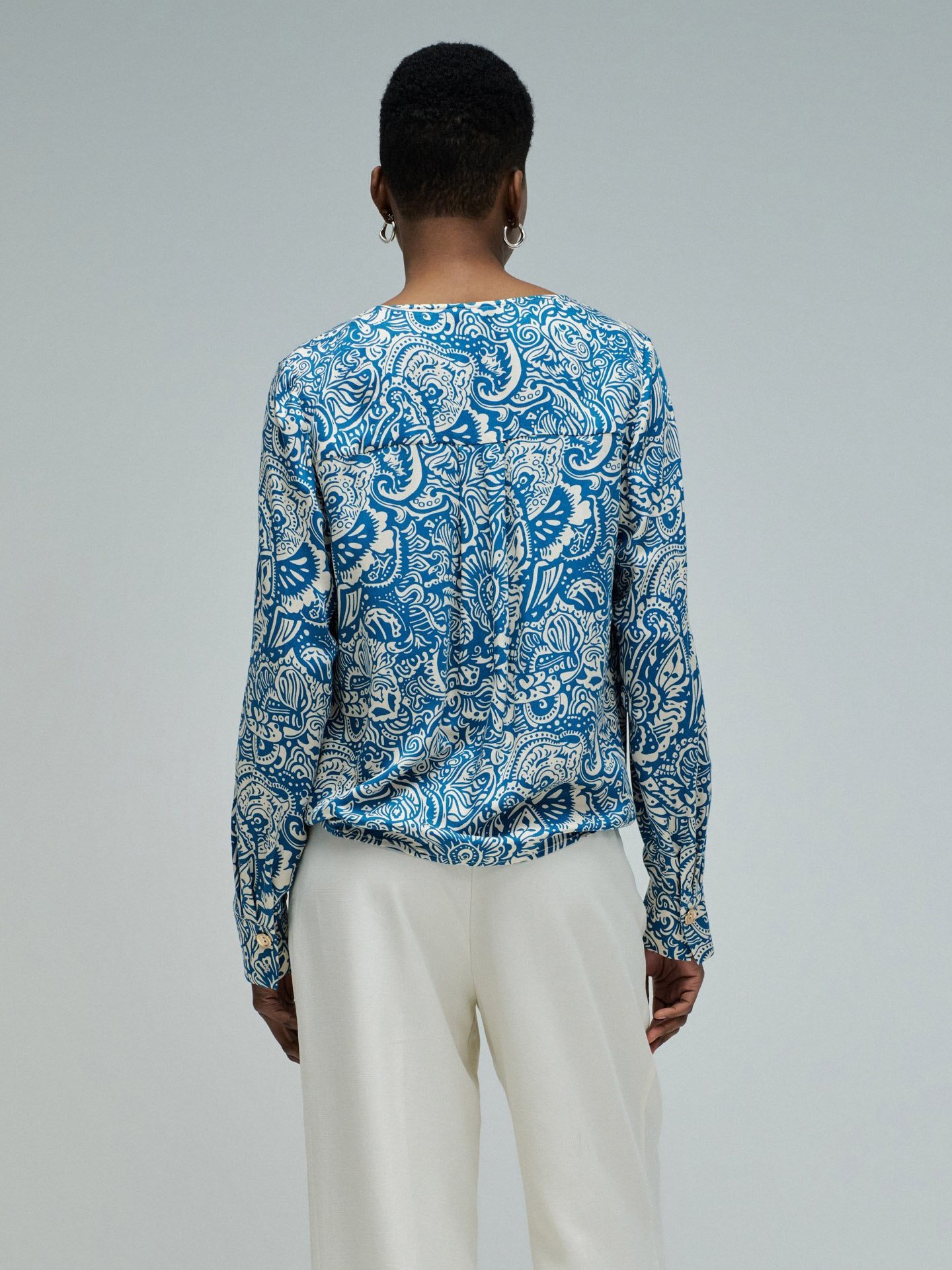 Blusa Acetinada com Padrão