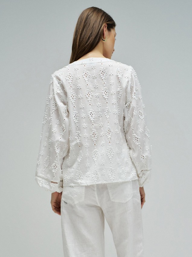 Blusa com Bordado Perfurado Floral