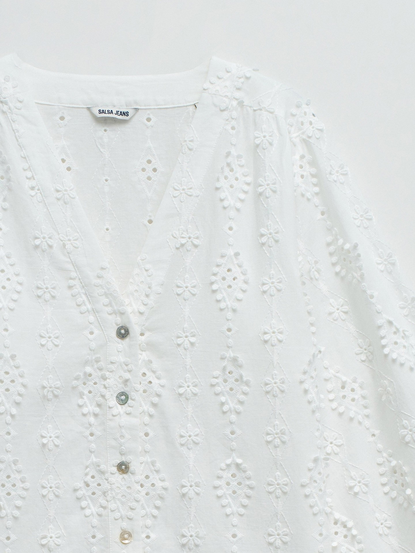Blusa com Bordado Perfurado Floral