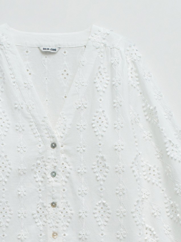 Blusa com Bordado Perfurado Floral