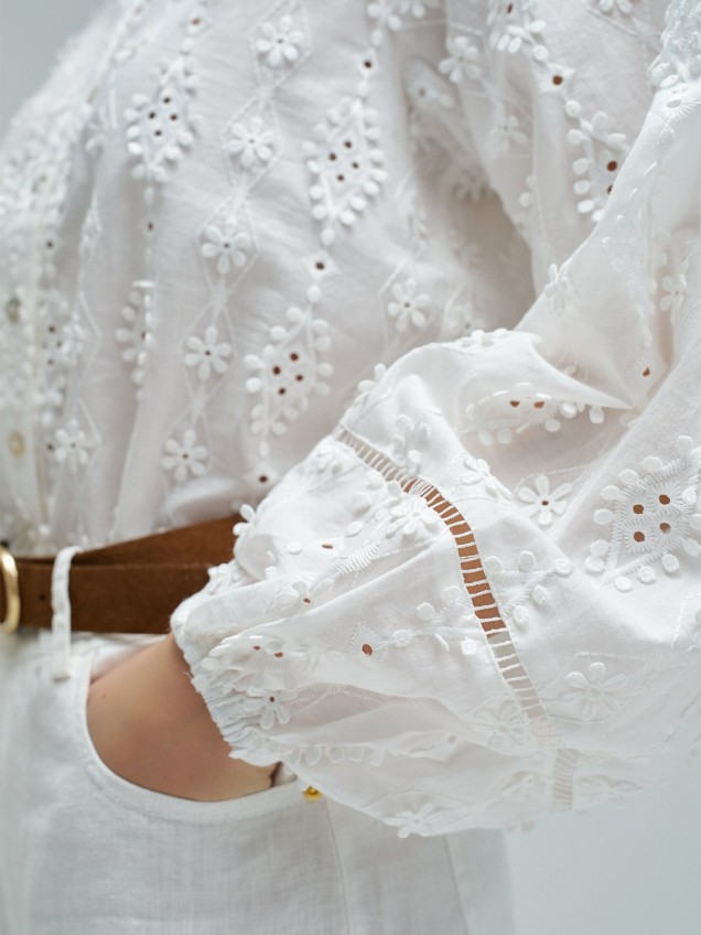 Blusa com Bordado Perfurado Floral