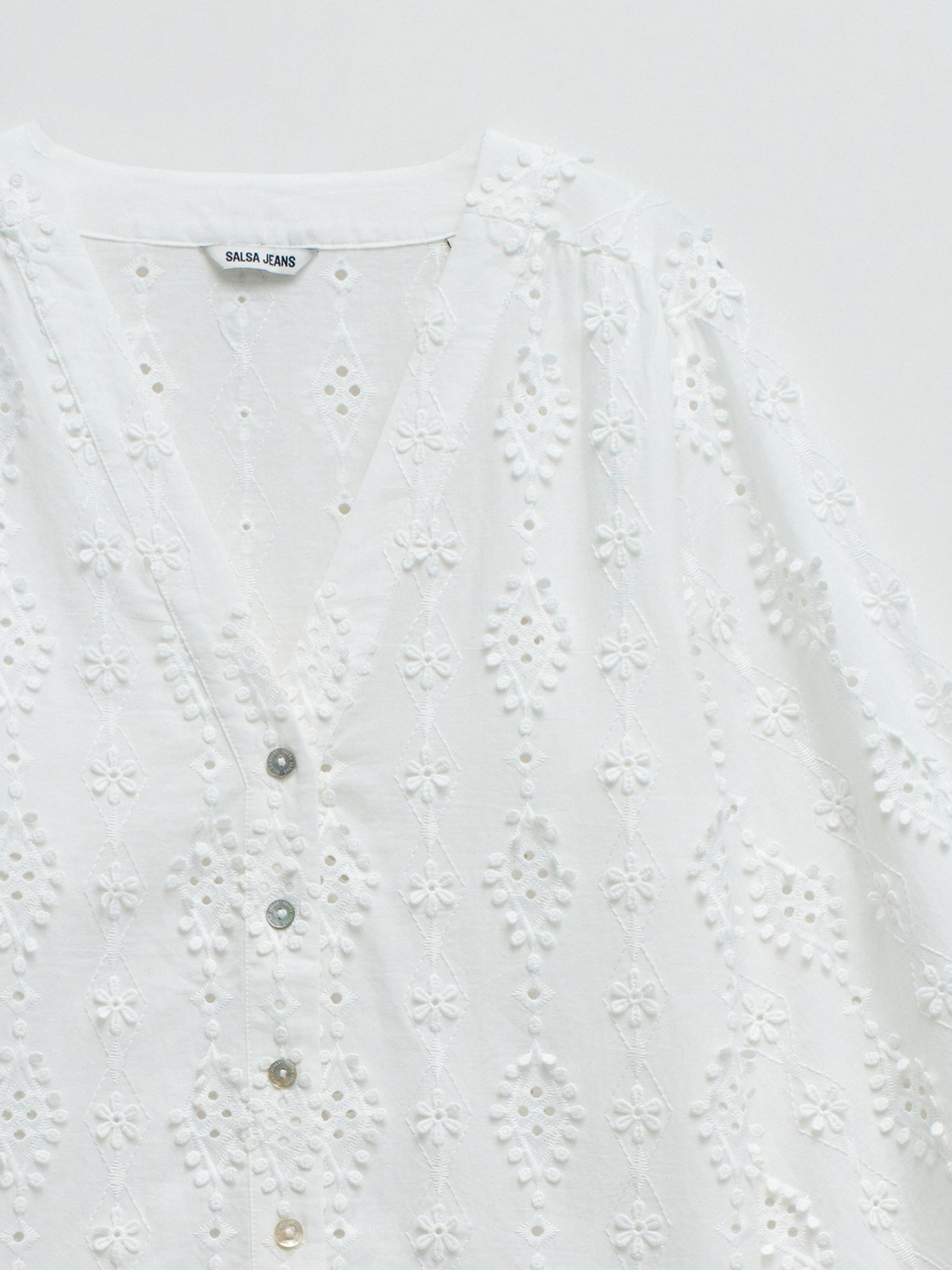 Blusa com Bordado Perfurado Floral