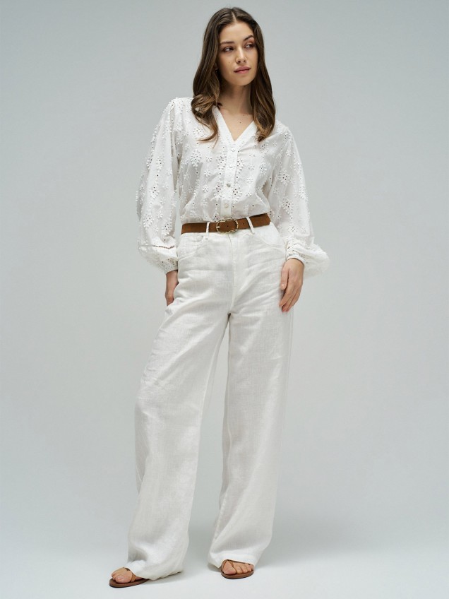 Blusa com Bordado Perfurado Floral
