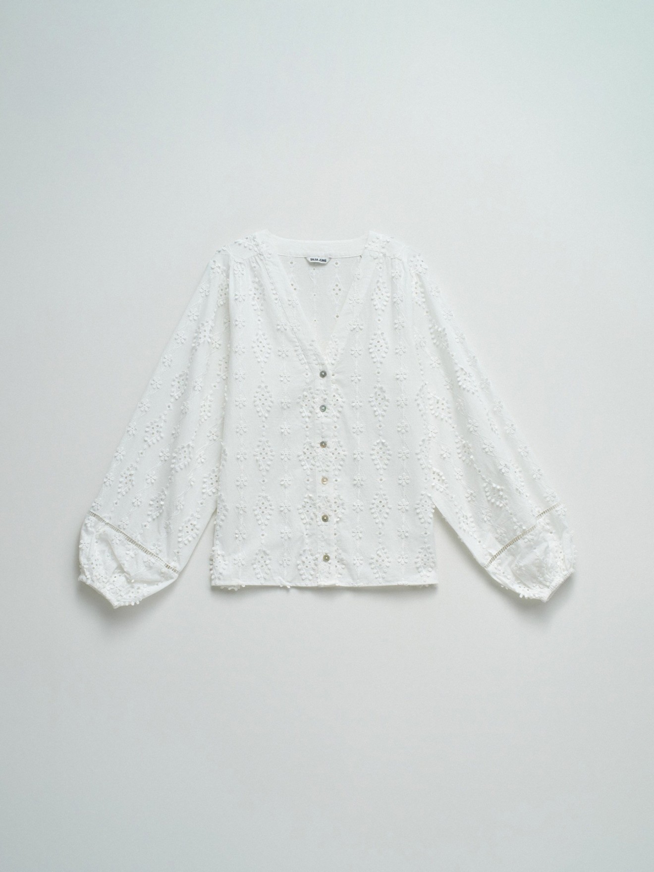Blusa com Bordado Perfurado Floral