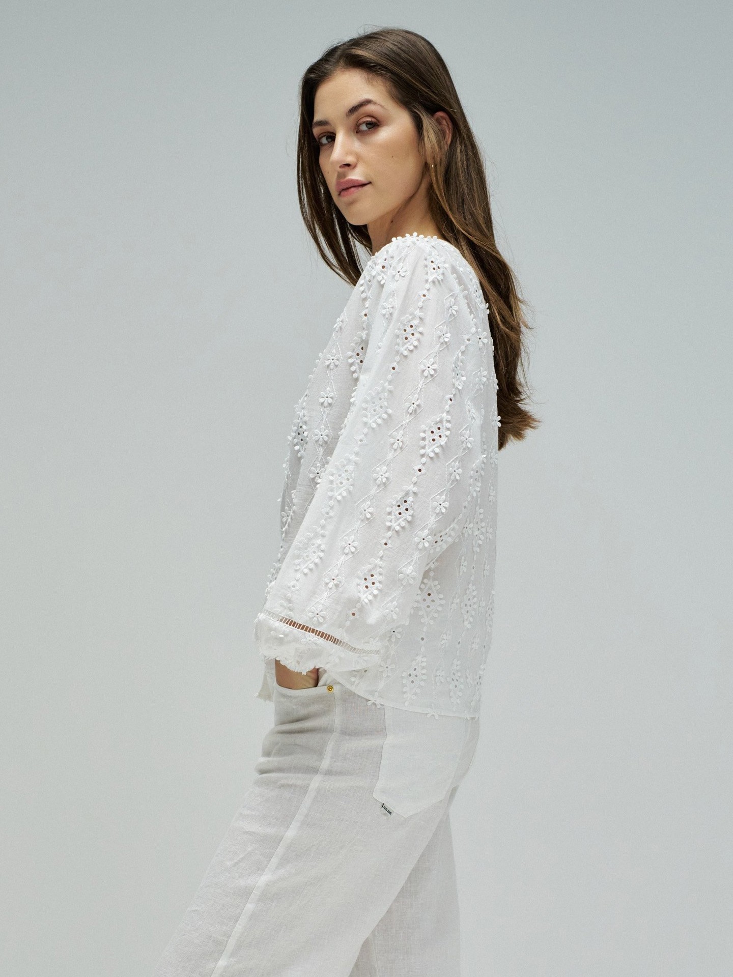 Blusa com Bordado Perfurado Floral