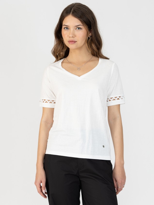 T-shirt com Decote em V
