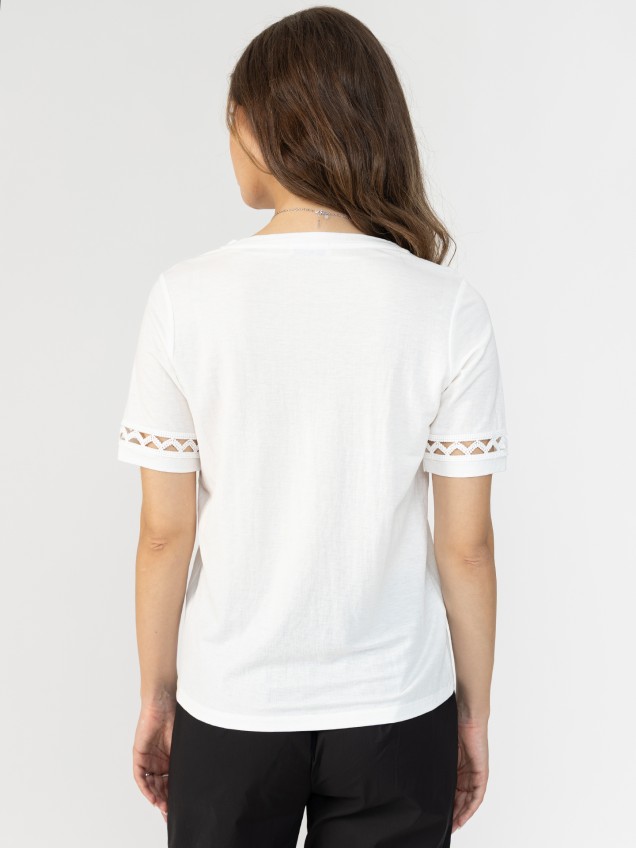 T-shirt com Decote em V