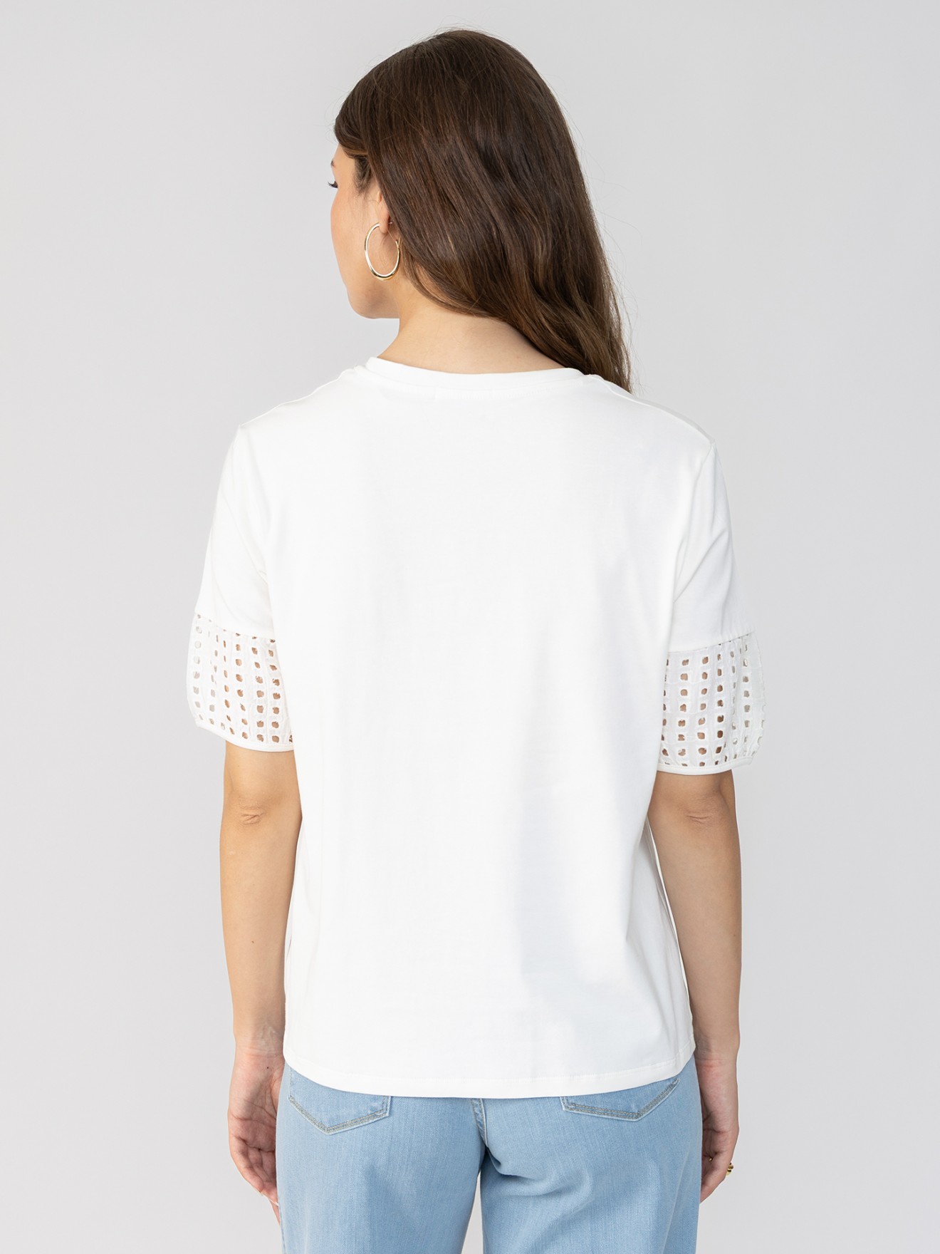 T-shirt com Bordado Perfurado