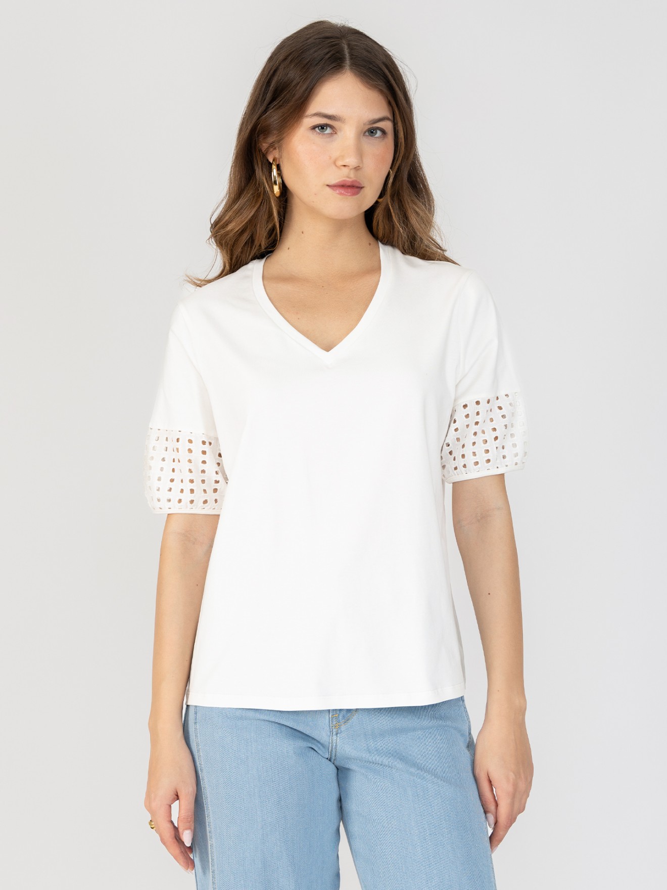 T-shirt com Bordado Perfurado