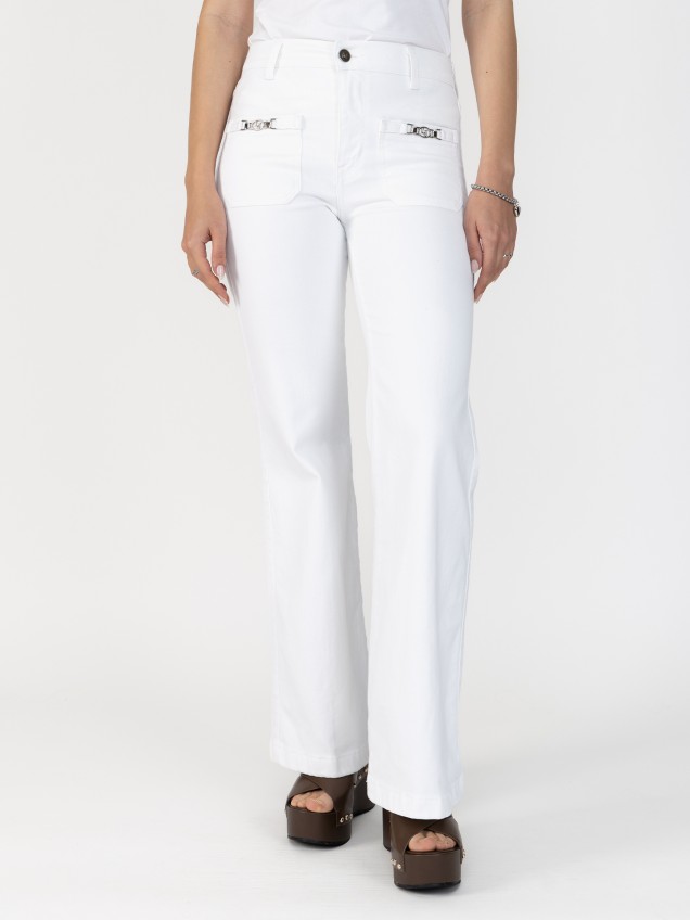 Cal�as Flared com Bolsos Frontais