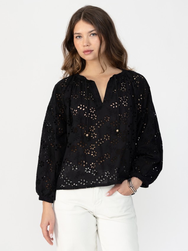 Blusa com Bordado Inglês Floral
